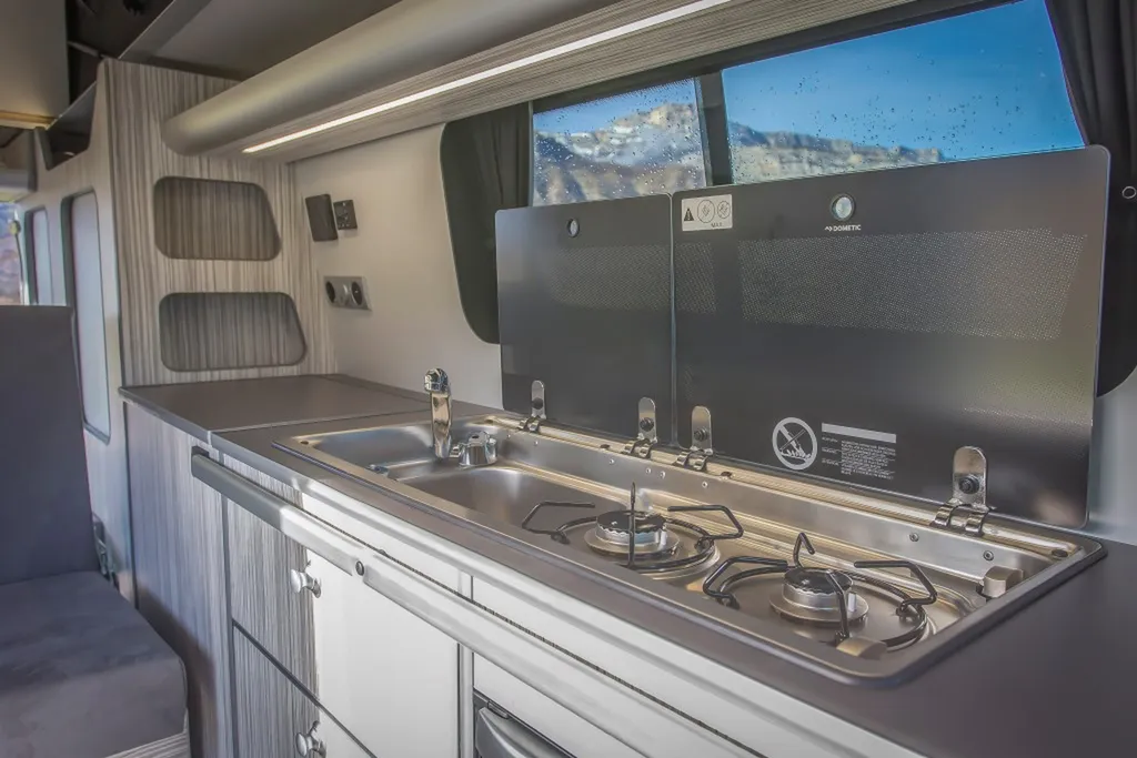 Entreprise spécialisée en aménagement intérieur sur-mesure d'un Ford Transit Custom L2H1 à Lyon et dans le Rhône