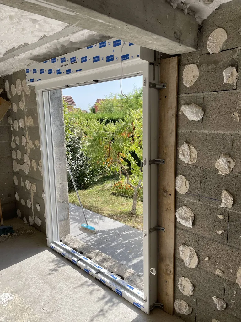 Pose en applique d'une baie vitrée en PVC avec volet roulant intégrée à Belleville en Beaujolais (69)