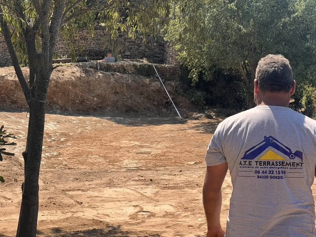 Terrassement d'un terrain pour construction d'une maison à Gordes avec aménagement des abords