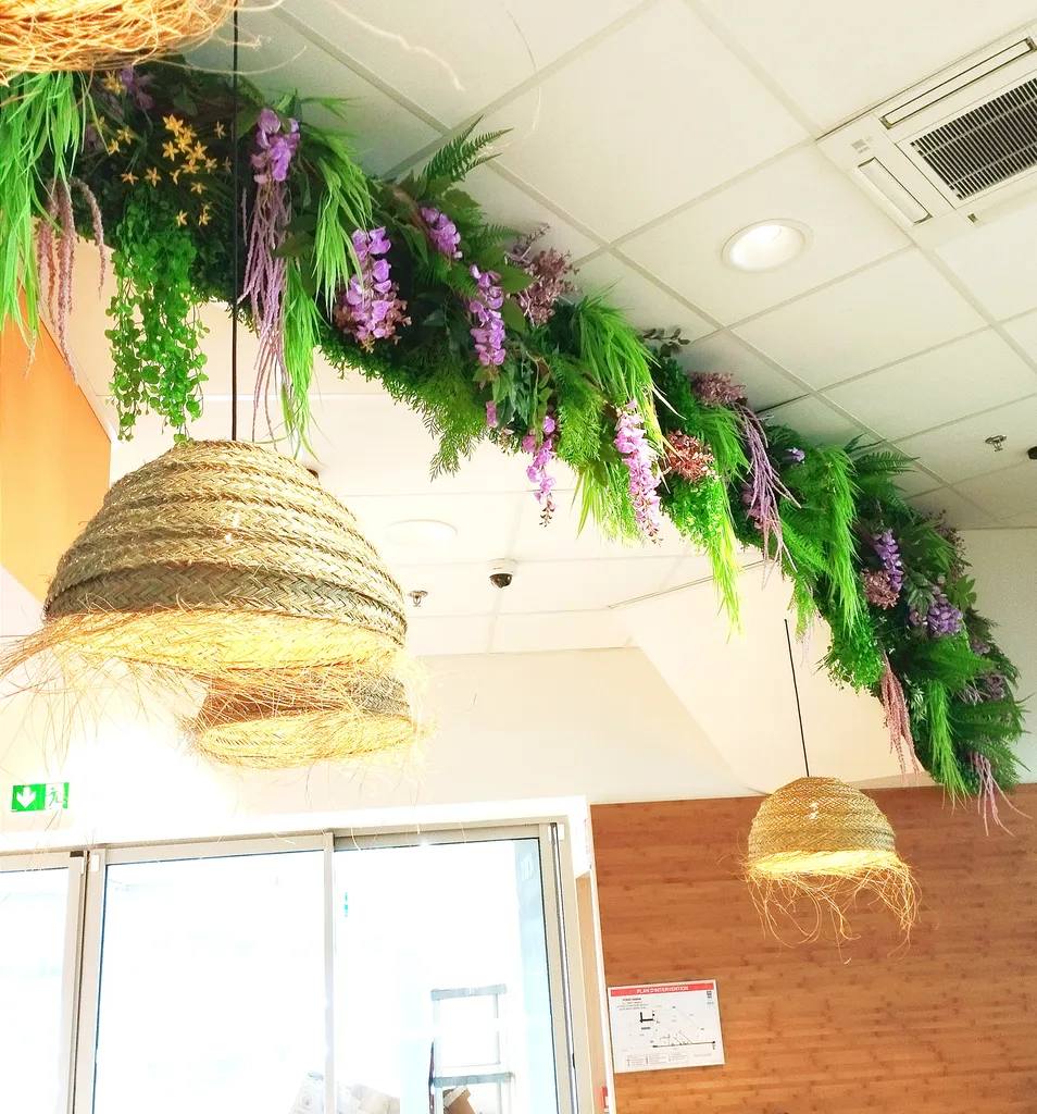 Création d'une décoration de logo avec fleurs et plantes artificielles pour PokéVaiana à Saint-Genis -Laval près de Lyon, ainsi que deux mur végétaux colorés et fleuris