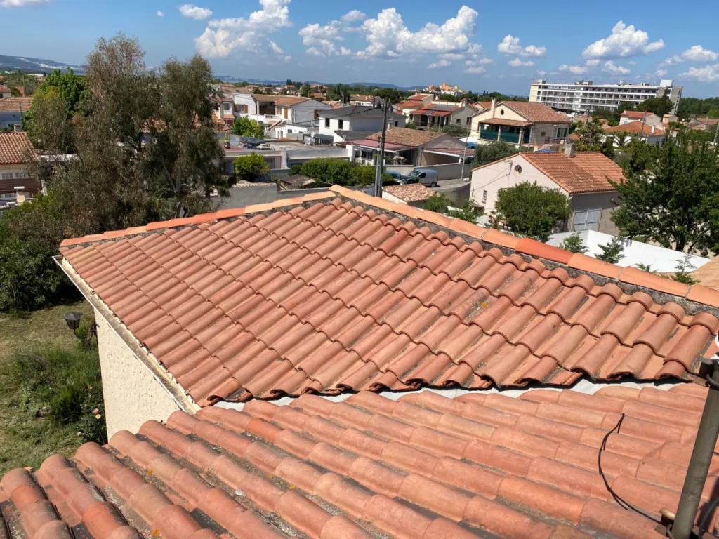 Réparation d’une toiture avec changement du tour de cheminée sur Marignane près de Martigues.