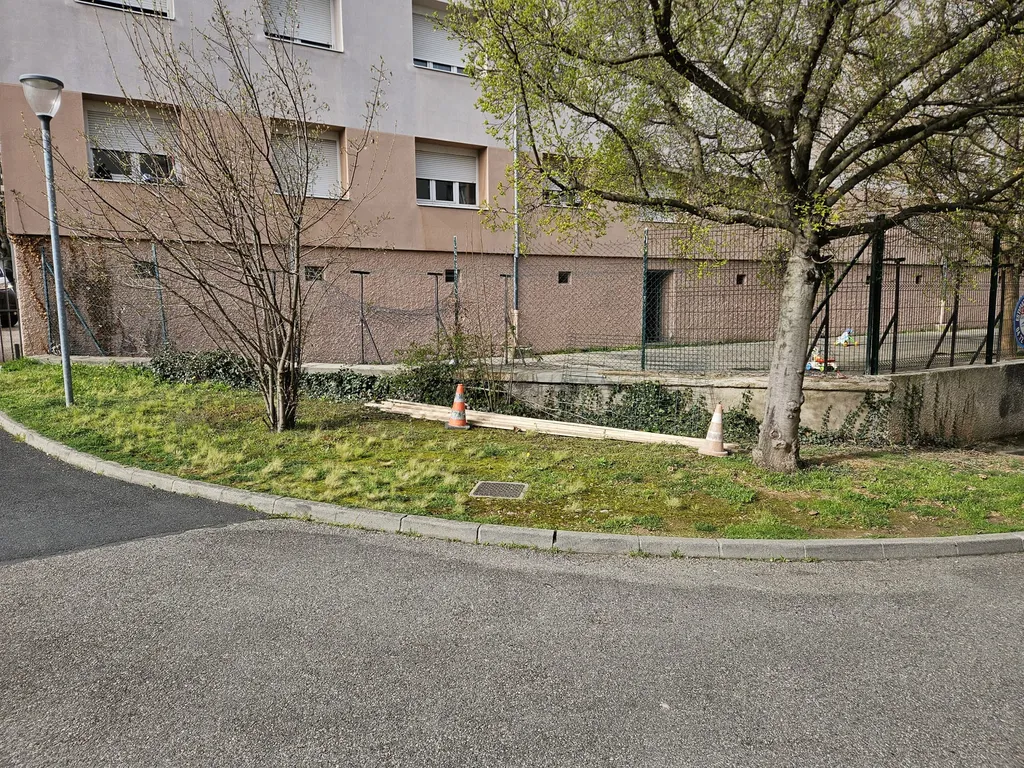 Recherche d'une entreprise pour le remplacement et la pose de grillage rigide dans une résidence à Lyon et dans l'Ain