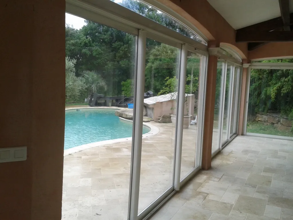 Pose de menuiserie à Pourrière