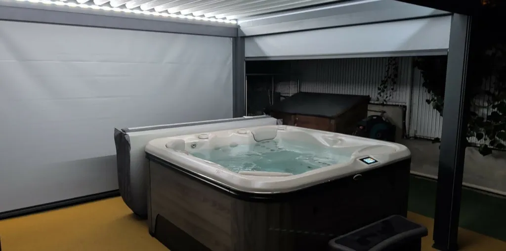 Mise en place d'une pergola Bioclimatique Marquises modèle IZI sur Ensues la Redonne