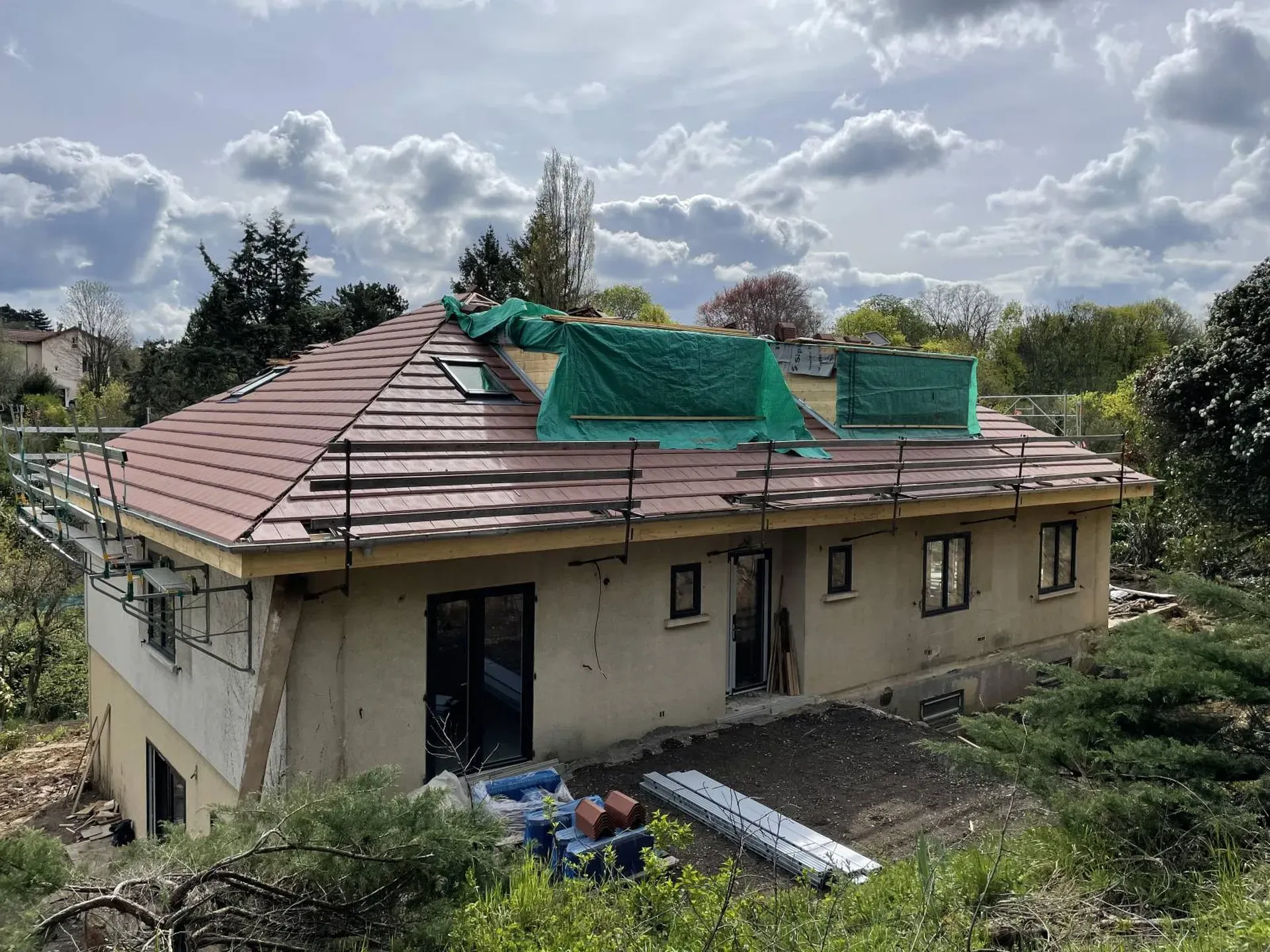 Travaux de surélévation de maison avec création d’un nouvel étage sous toiture