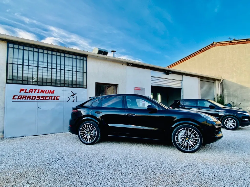 Réparation de carrosserie latérale sur Porsche Cayenne Coupé Turbo à Carnoux – Carrosserie haut de gamme proche de Marseille et Cassis
