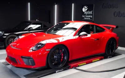 Conduite Sportive, Carrosserie Immaculée grâce à XPEL : Vivez l'expérience d'une conduite sportive sans compromis avec notre Porsche 911 992 GT3 Phase 2. Cette image saisit la voiture en action, révélant la carrosserie préservée par le film de protection 