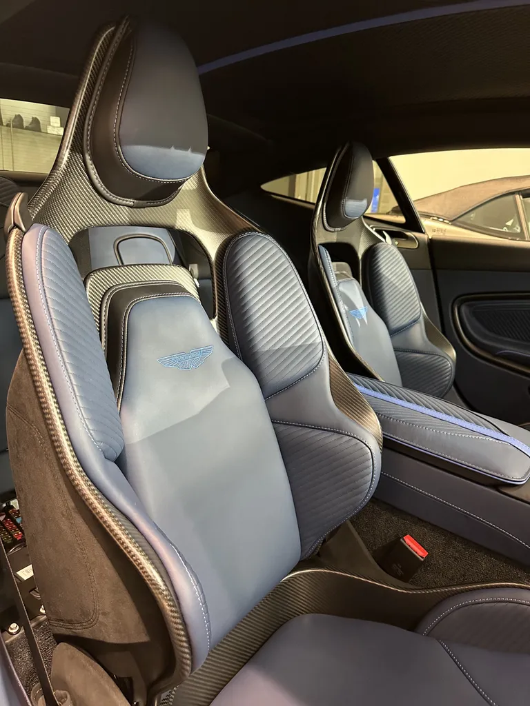 EMB detailing utilise Le Q² Infinite Base Type 1 qui est la première protection au monde à base de polysilanaze modifiée à la fluorine à Lyon