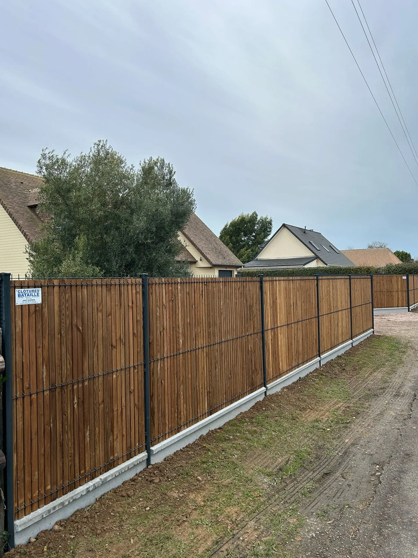 Installation de Clôture occultante mixte acier et bois, lames en bois et Poteaux métalliques à Lieurey dans l'Eure 27 et ses Alentours