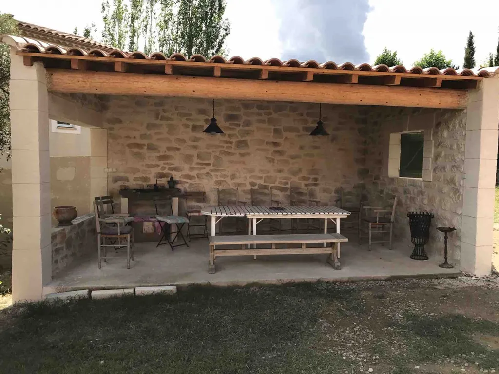 Décoration en pierre d’un Pool House sur Béziers 