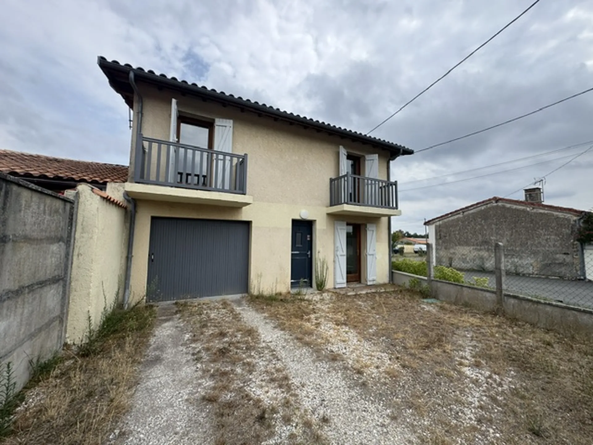 Maison à étage de 3 chambres avec garage
