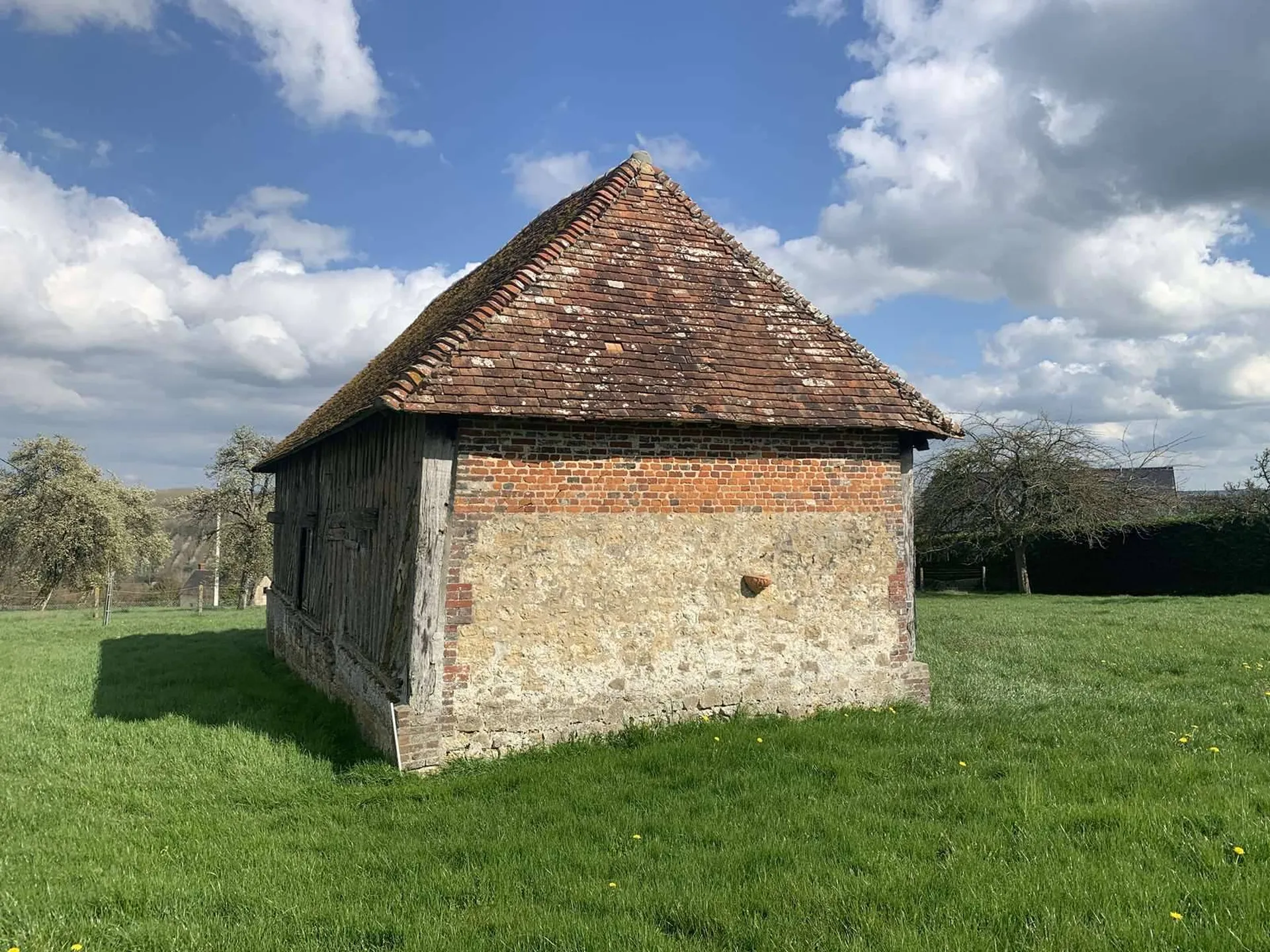 A acquérir dans le PAYS D'AUGE DU CALVADOS 14, à 10 mn de la ville de LISIEUX (14100), de son centre ville et de sa gare SNCF, propriété à rénover sur presque 3 Ha de terrain