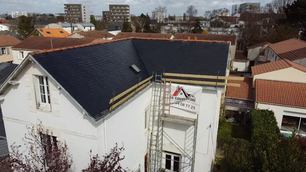  Nettoyage d’une toiture et application d’une résine hydrofuge pour protection des tuiles à Nantes 