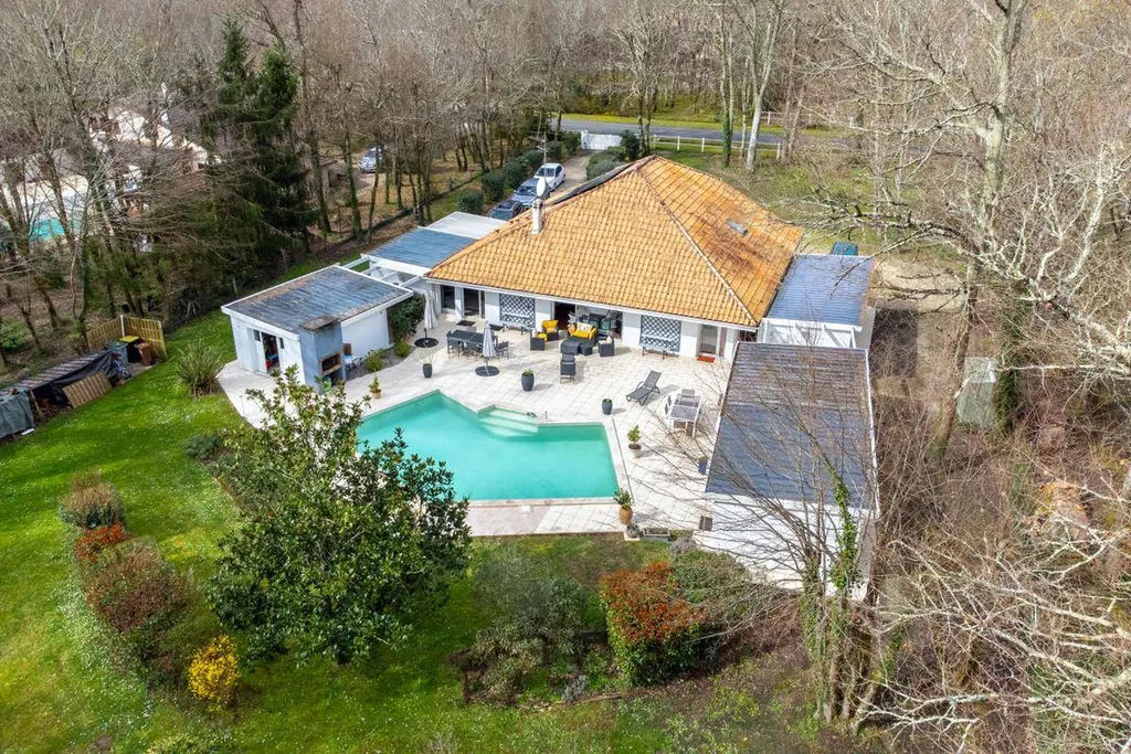A vendre maison d'architecte avec piscine à Saint Sulpice et Cammeyrac