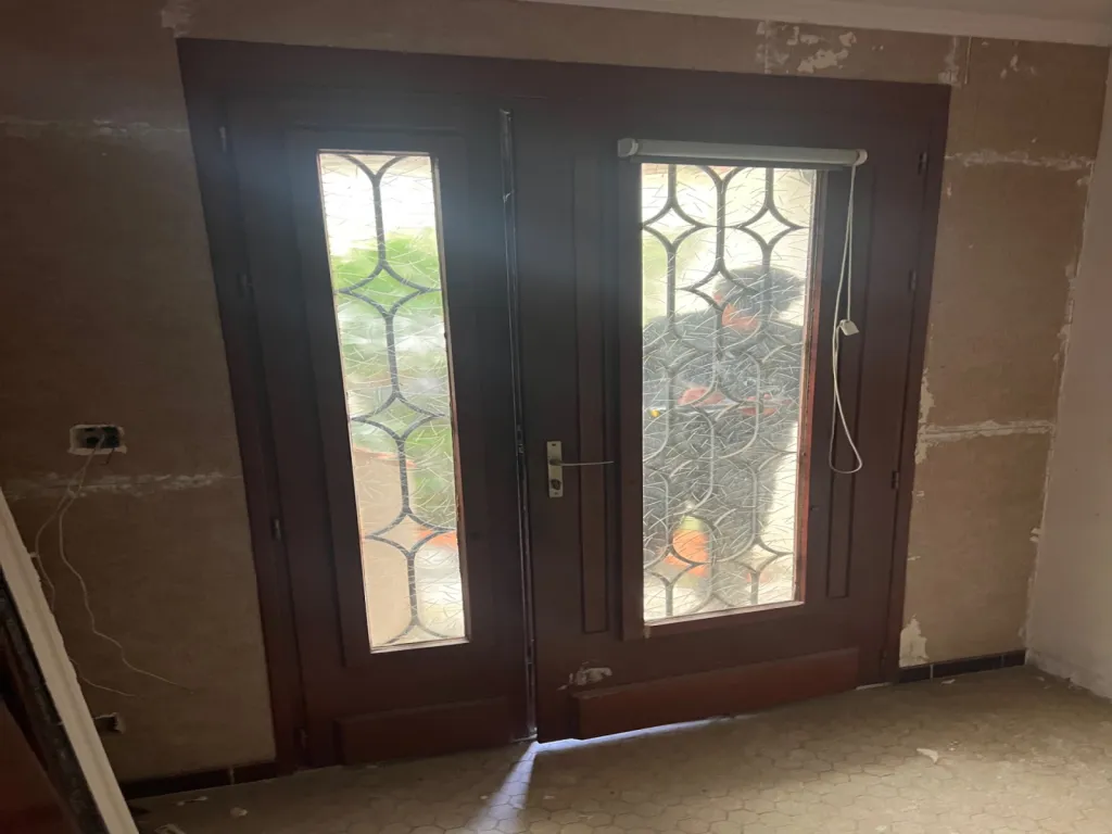 Installation porte d’entrée aluminium Ange-Line sur mesure avec fixe latéral et triple vitrage dépoli à Toulouse