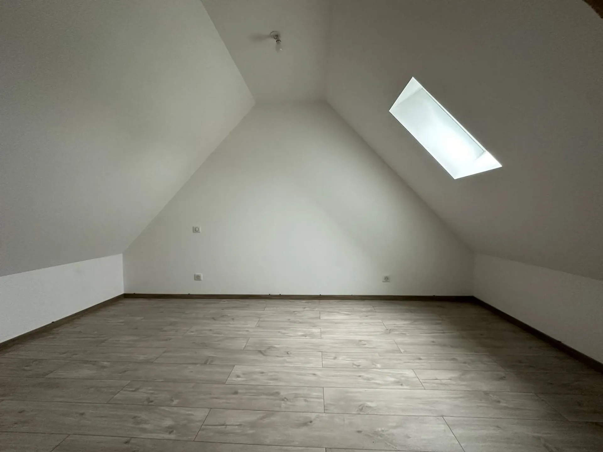 Ancienne écurie du XIXe siècle, rénovée, d’une superficie habitable de 153,67 m² sur son terrain de 1 157 m² clos, à proximité d'Offranville, Seine Maritime, 76.