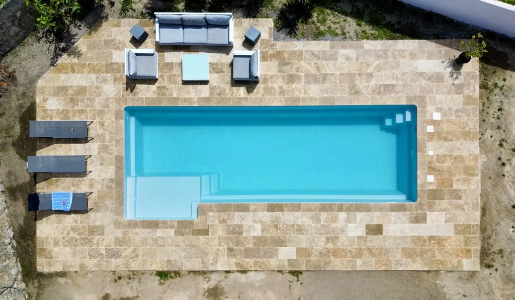 Réalisation d'une plage de piscine - terrasse en travertin beige à Les Pennes-Mirabeau 13170