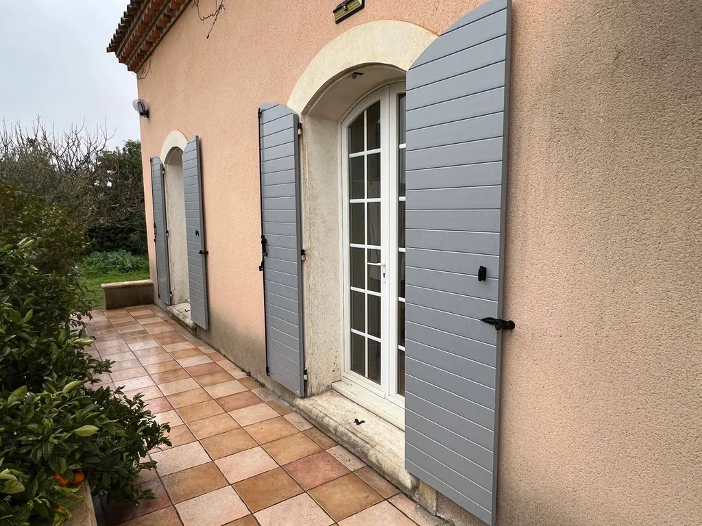 Installation de volets battants provençaux en composite sur mesure entre Nîmes et Montpellier