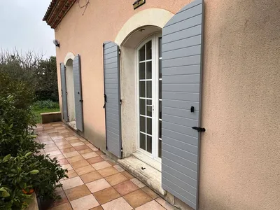 Installation de volets battants provençaux en composite sur mesure entre Nîmes et Montpellier