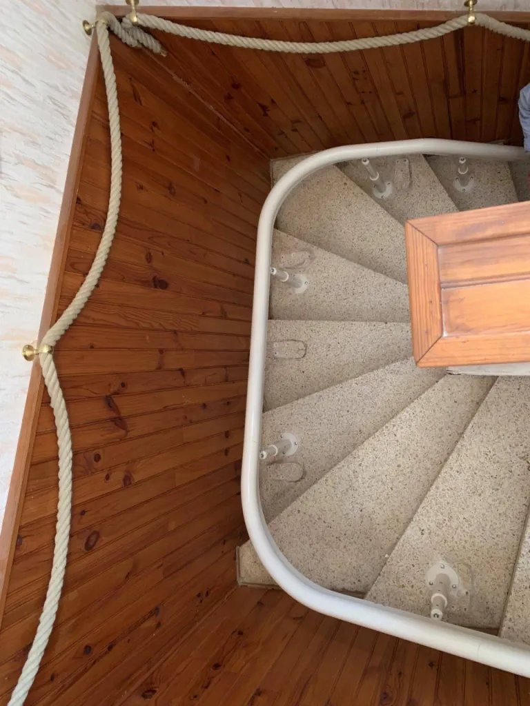 Fauteuil monte escalier OTOLIFT Modul'Air intérieur dans escalier 2/4 tournant à Martigues près d'Aix en Provence