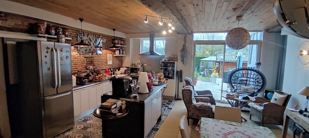 Visite, maison atypique de 276 m² habitables, idéalement située à 5 minutes d'Orbec 14290, 15 minutes de Lisieux 14100 et de sa gare SNCF, et à 45 minutes des plages normandes.