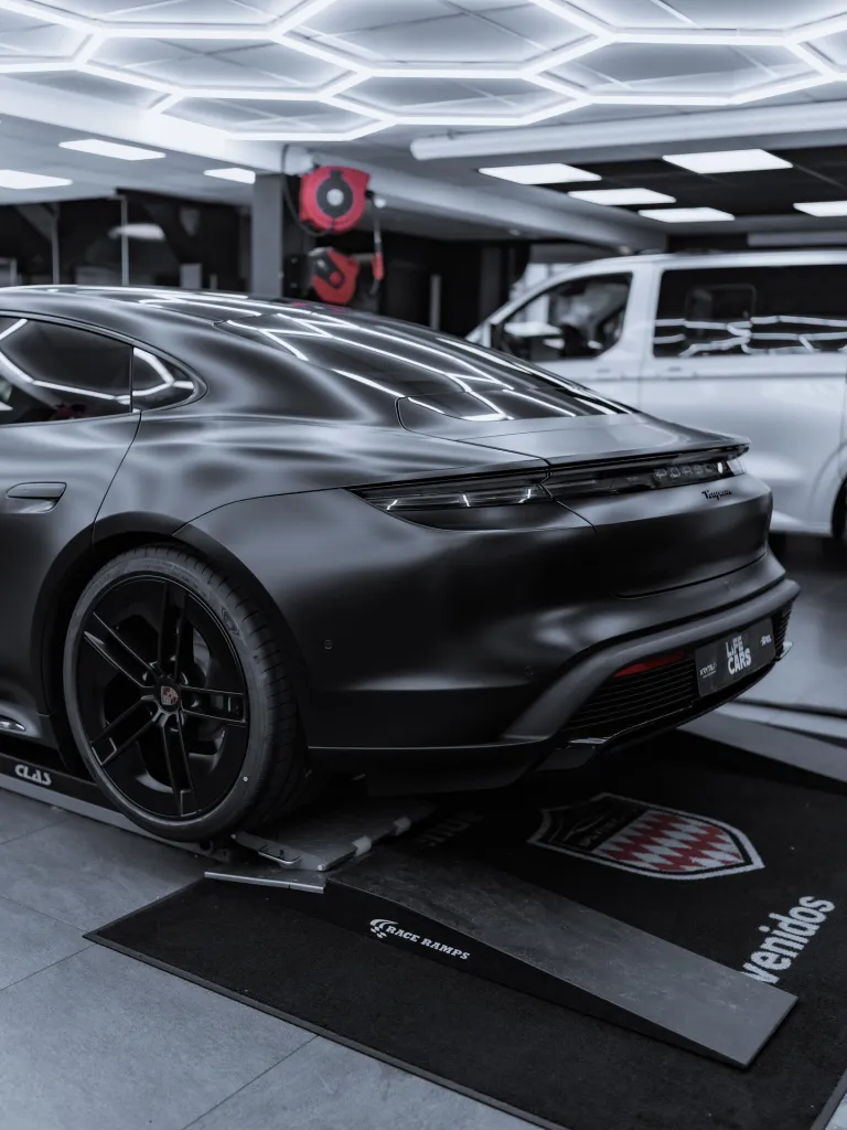 PPF integral noir mat XPEL sur une Porsche Taycan près de Biarritz