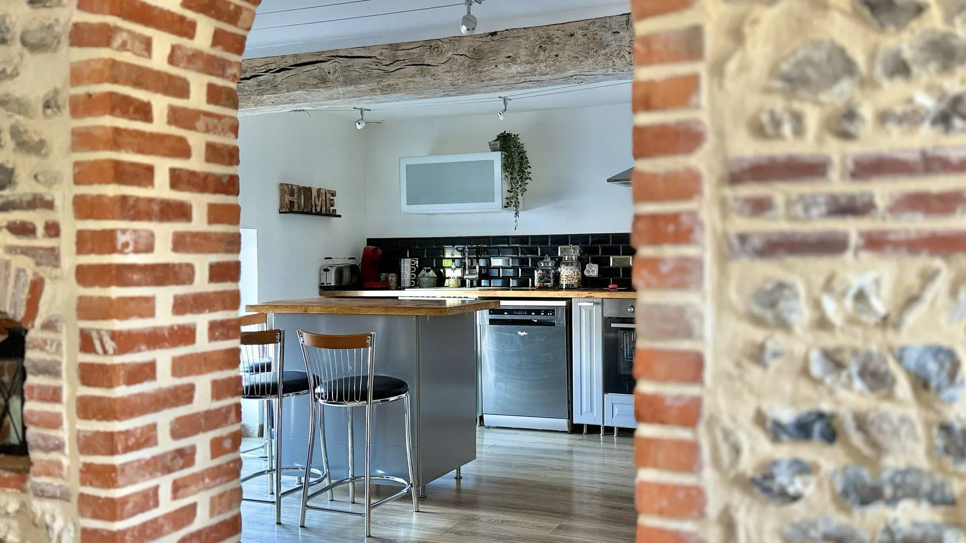 Propriété avec dépendances, terrain arboré et box de stockage – Espaces extérieurs fonctionnels et modulables.