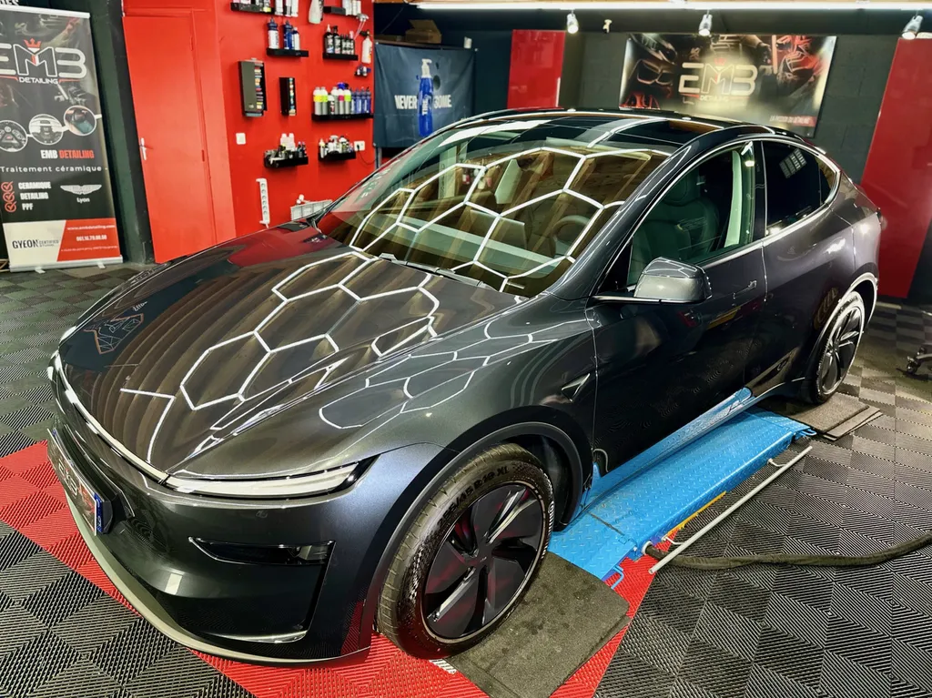 traitement céramique chez EMB DETAILING spécialiste Tesla sur Vaugneray 
