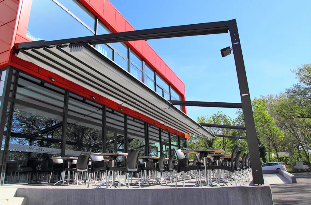 Pergola à velum - Restaurant L'Hermitage - Saint-Victoret - (Provence-Alpes-Côte d'Azur) - Ouverture intermédiaire