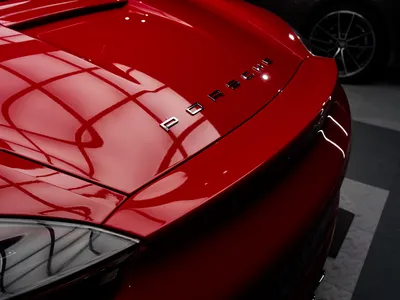 Finition invisible du film de protection XPEL sur Porsche rouge