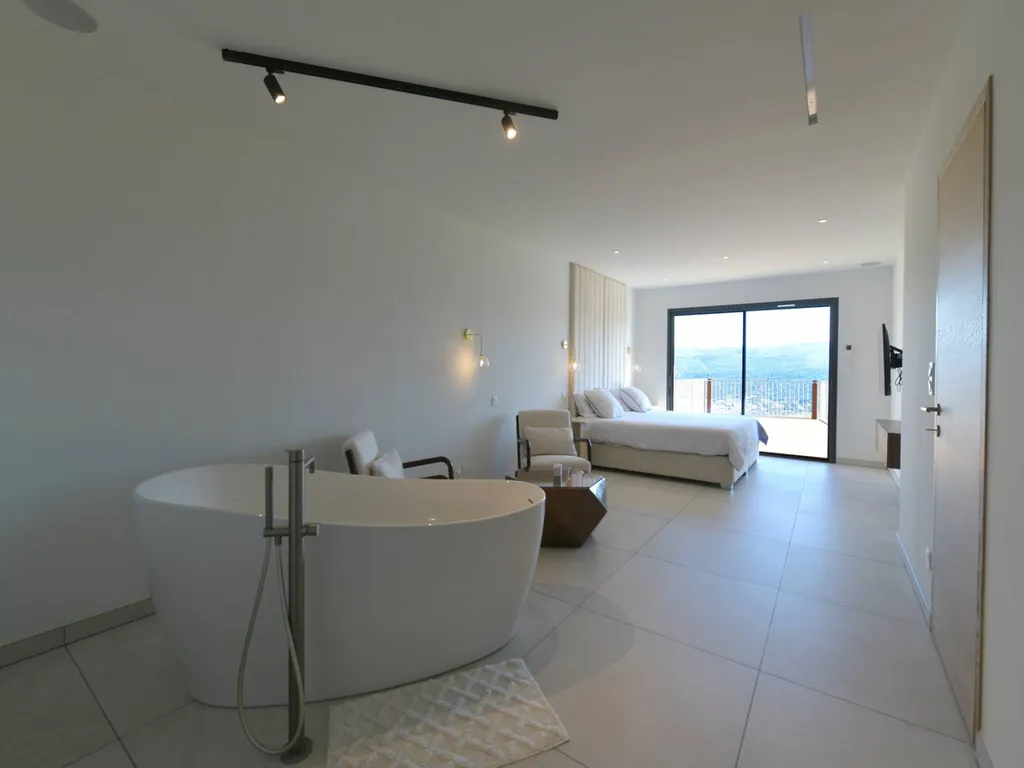 Maison moderne avec piscine à débordement et vue panoramique sur le Mont-Ventoux   