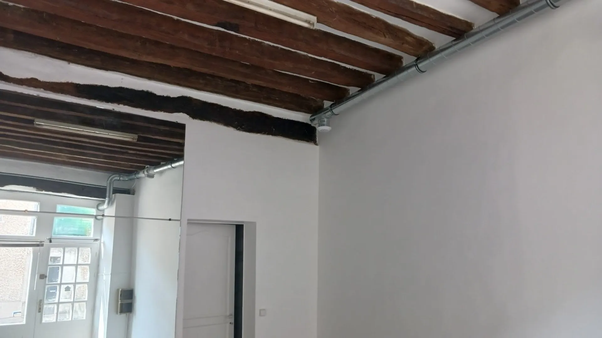 Dans la ville de Fourqueux, un local commercial de 30 m2 avec vitrine, dans un environnement pratique
