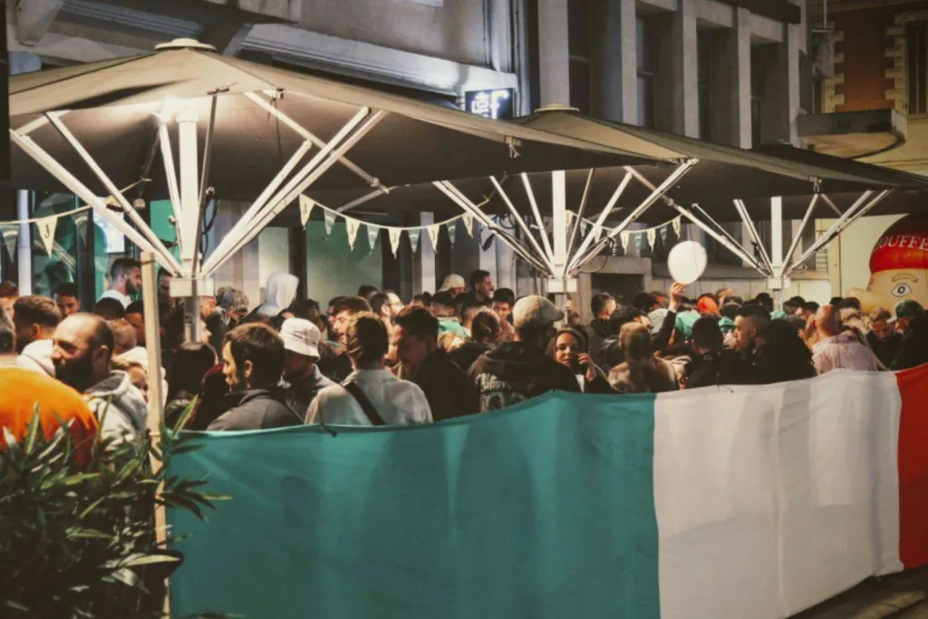 installation de parasol pour terrasse de bar salon de provence