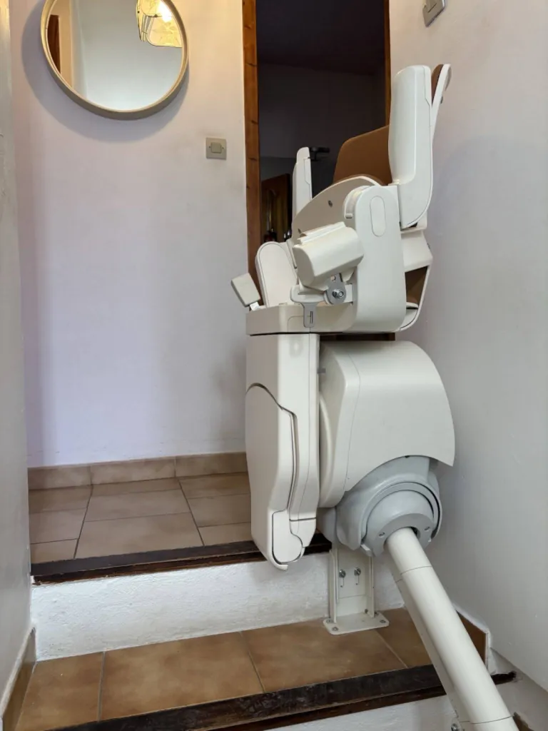 Encombrement limité pour ce fauteuil monte escalier OTOLIFT smart à six Fours entre Marseille et Toulon