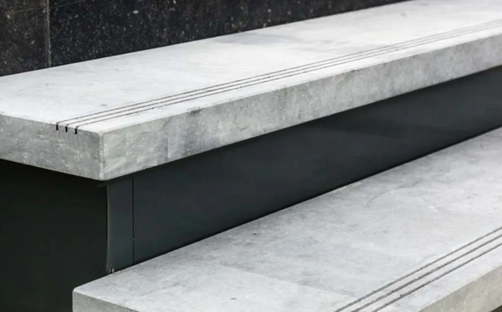 Escalier, semelle en pierre naturelle. Dallage pierre de Dordogne sur RDV au showroom 36 rue de Bourgogne à Paris