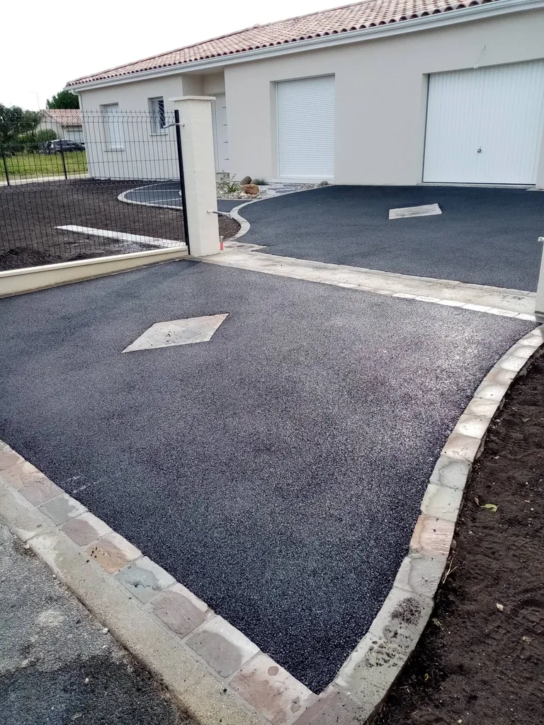 Allée en enrobé noir à Blaye sur Bordeaux Rive droite