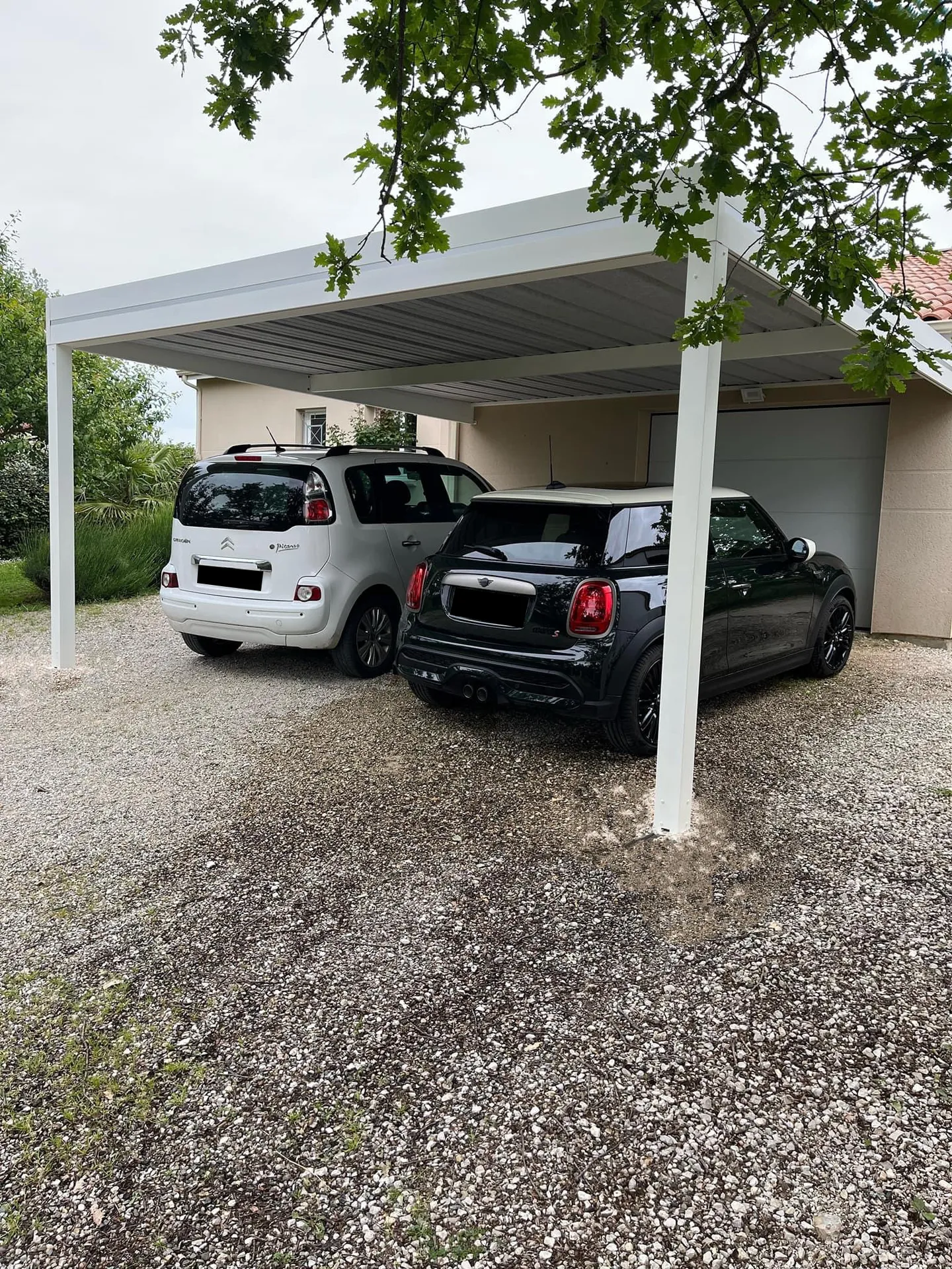 Carport en aluminium blanc attenant à la maison 5000x 5000  sur 2 poteaux gamme Optimbox avec profil alunox