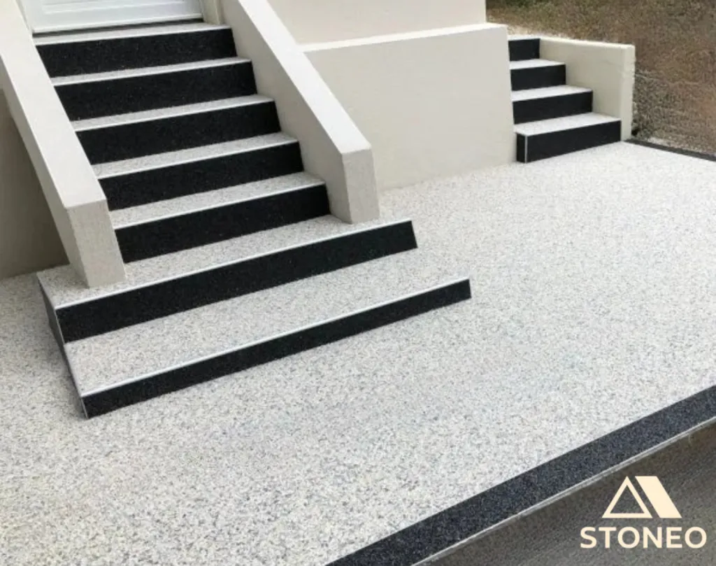 Proche de Grenoble, à Meylan, Corenc ou Saint-Ismier optez pour un escalier extérieur en moquette de pierre avec les solutions marbre et résine de STONEO