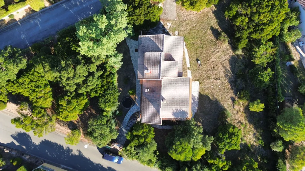 Une vue panoramique en drone de la villa