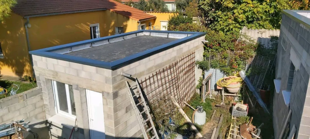 Couvertine aluminium sans raccord ni soudure. épaisseur 10/10 ème couleur au choix dans notre nuancier.