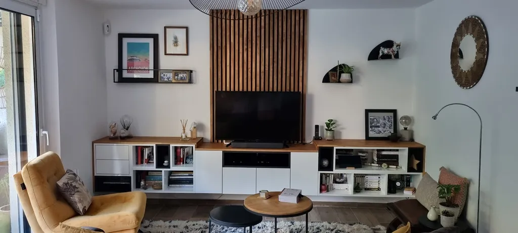 Création d’un habillage mural en tasseaux sur mesure avec fond Valchromat noir et niche LED à Toulon