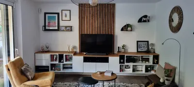 Création d’un habillage mural en tasseaux sur mesure avec fond Valchromat noir et niche LED à Toulon