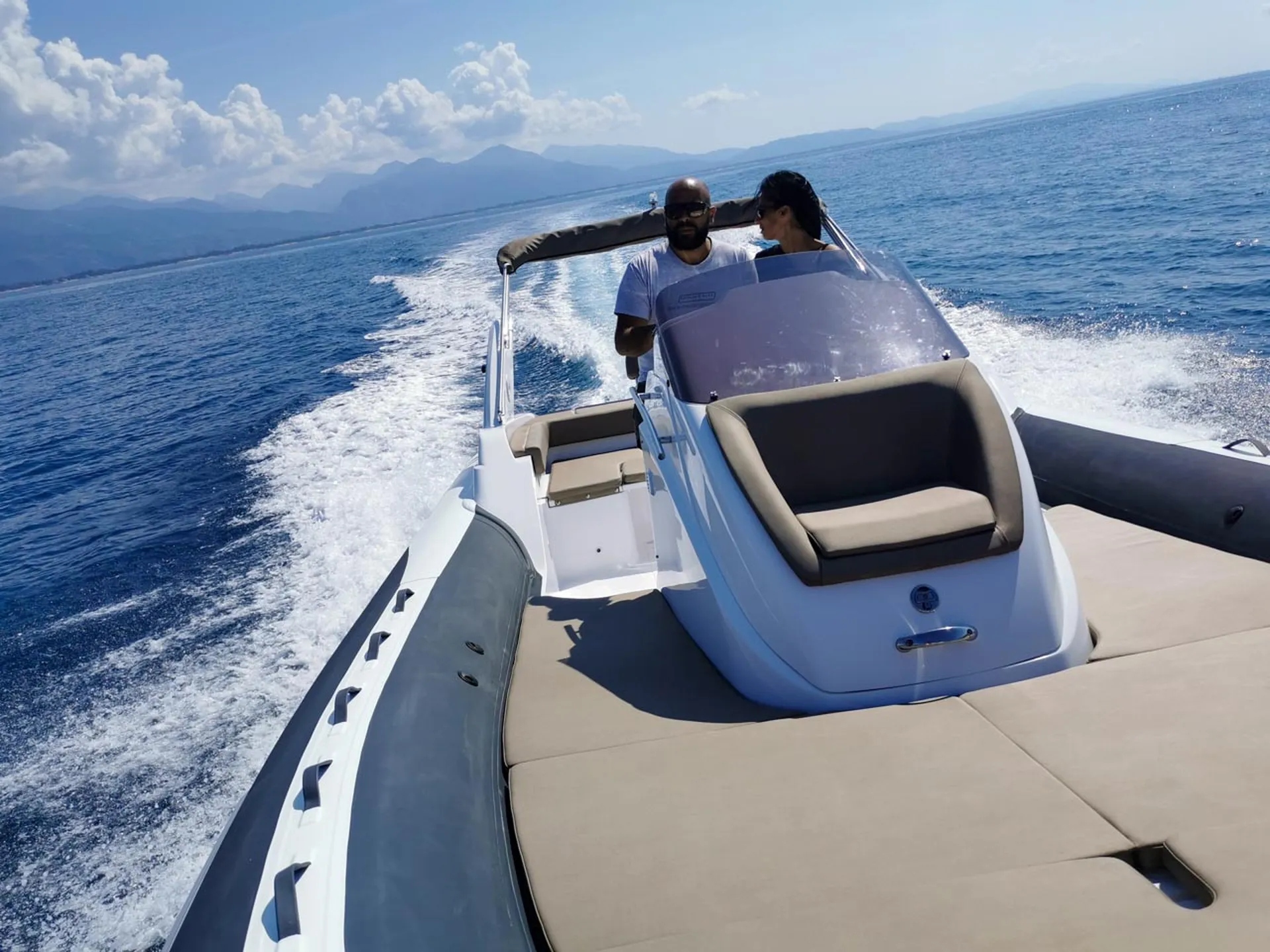 INOX MECA PLAISANCE est une entreprise spécialisée dans la vente, l’entretien et la réparation de bateaux à moteurs hors-bord, située à Hyères, au cœur du Var.