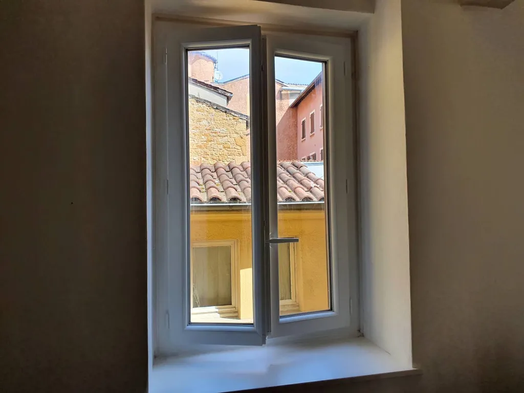 pose fenêtre PVC blanc vue de l'intérieur à Tassin la demi lune