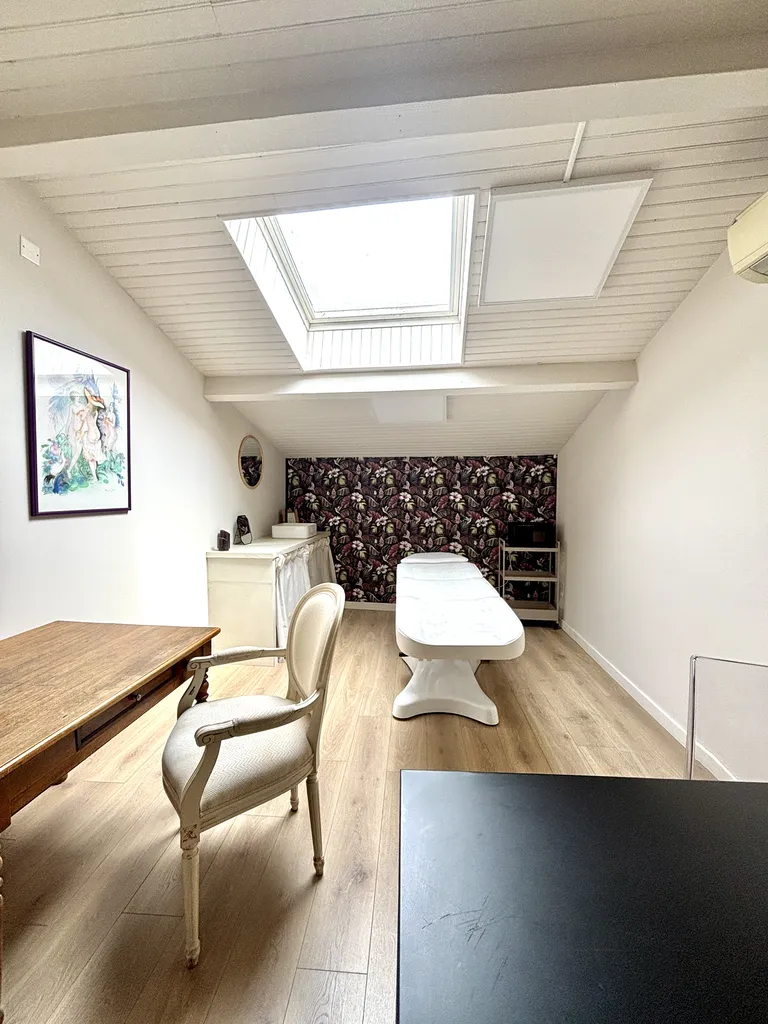 Location cabine esthétique Toulouse : espace de coworking bien-être flexible à Maison Roquelongue pour praticiens indépendants et formations.
