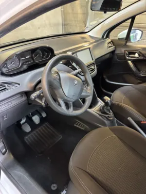 Grâce à notre savoir-faire en nettoyage automobile, l’intérieur de cette 208 a retrouvé son éclat, sa propreté et son confort d’origine