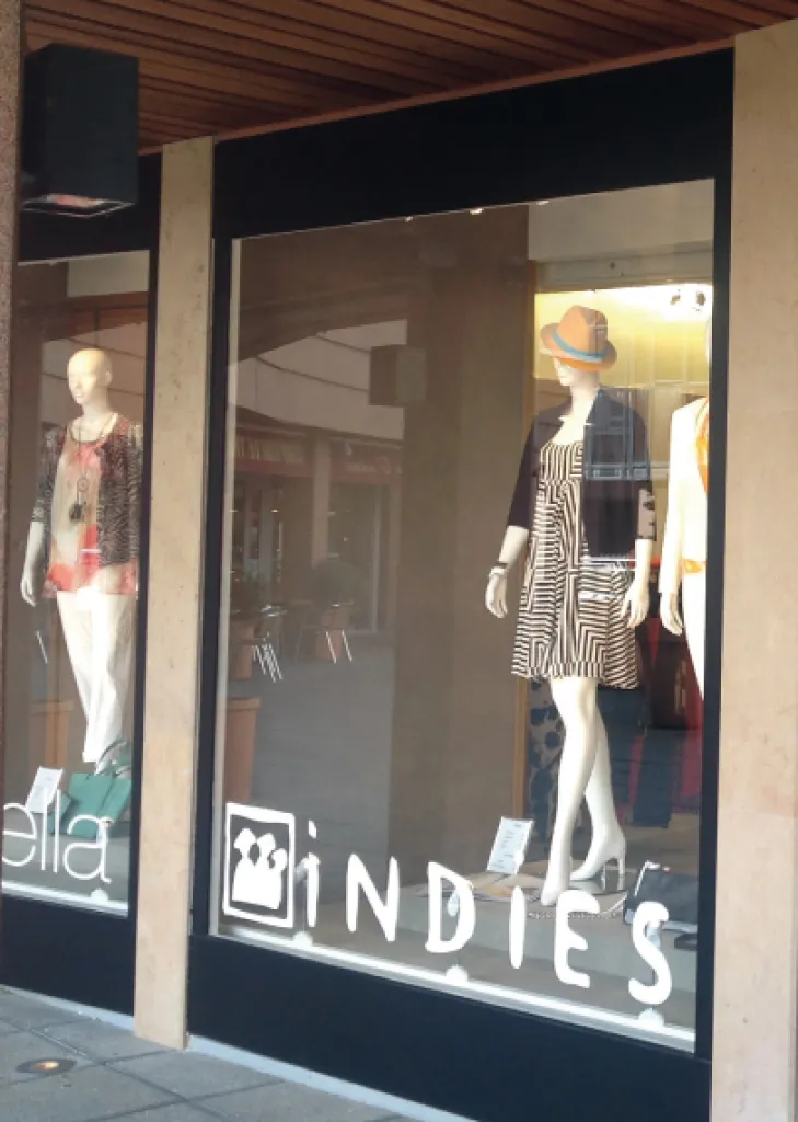 Lettres adhésives sur vitrine à Aubagne proche d 'auriol