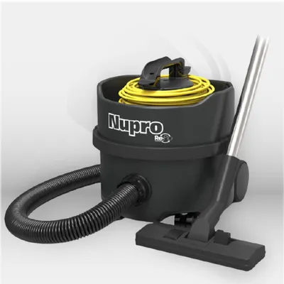 Aspirateur à sac poussière Numatic Nupro 180 ReFlo professionnel compact et silencieux, conçu pour le nettoyage des bureaux, hôtels, commerces et collectivités, avec structure en plastique recyclé haute qualité – disponible à Mont-de-Marsan, Landes (40), 