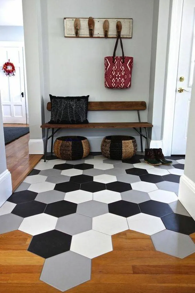 Lyon 6ème. Parquet et carrelage hexagonal dans le hall d'entrée, pour mieux attirer les regards.
