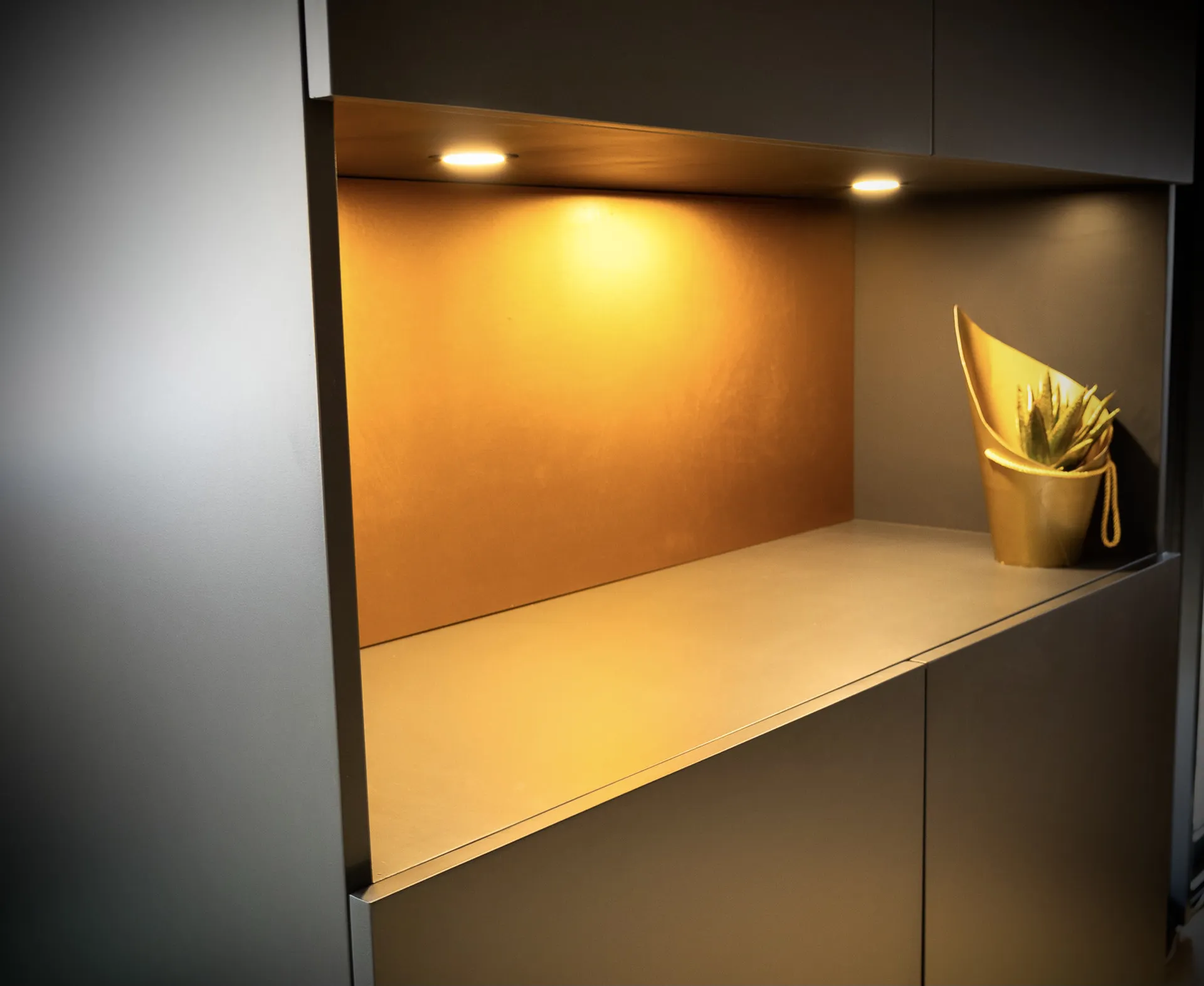 Meuble TV avec rangements sur mesure au design moderne à Mirabel